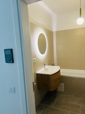 Închiriez apartament cu 2 camere, decomandat în Cristian  - imagine 2