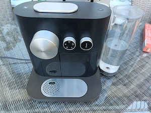 Vând espresor Nespresso Expert ( C80)