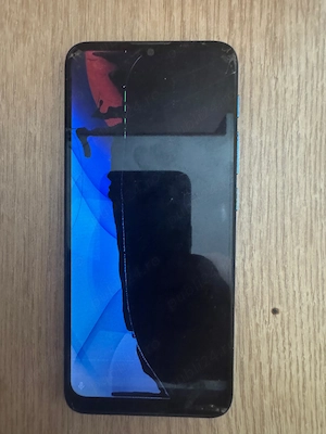 Vand motorola  moto e6 cu ecranul spart    
