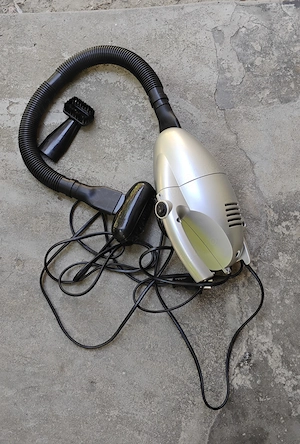 Vând aspirator electric