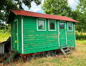 Căsuță pe roți din lemn de molid 4.1 x 2.15 m   Nouă, pe șasiu rulotă
