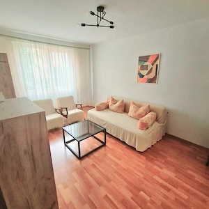 Inchiriez apartament cu doua camere in zona centrala