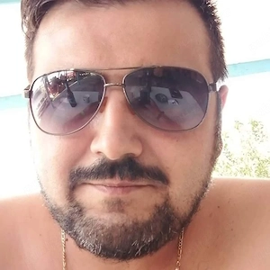 Bună.. Exclus bărbații sau cupluri..