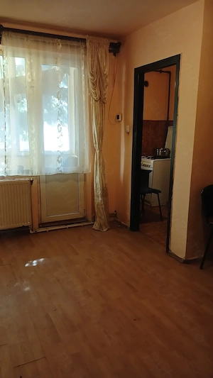Pe Str.Luminisului,vand garsoniera confort1,parter cu balcon si beci, are microcentrala, termopane. - imagine 2