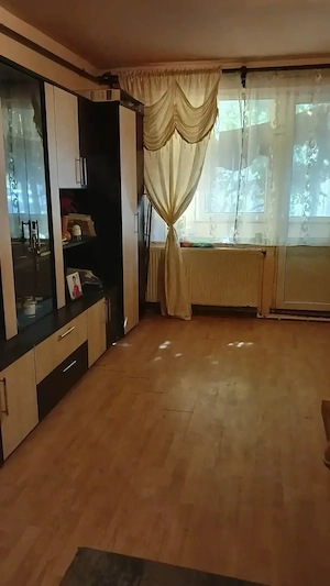 Pe Str.Luminisului,vand garsoniera confort1,parter cu balcon si beci, are microcentrala, termopane.