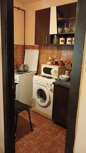 Pe Str.Luminisului,vand garsoniera confort1,parter cu balcon si beci, are microcentrala, termopane. - imagine 5