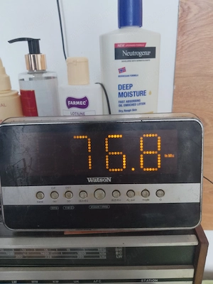 Vând radio,ceas digital