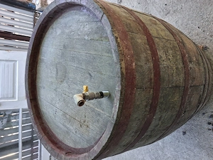 De vânzare+ cadă 700 kg. Butoaie 240 l,2 buc.