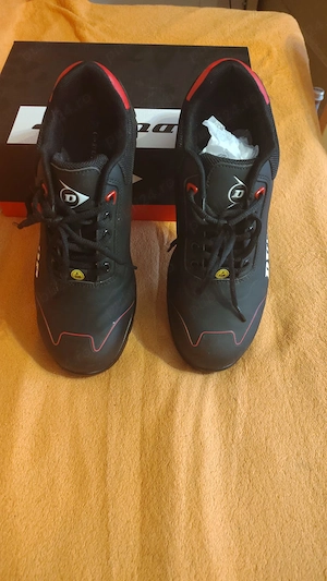 Pantofi safety shoes noi Dunlop, M 41, 200 lei 