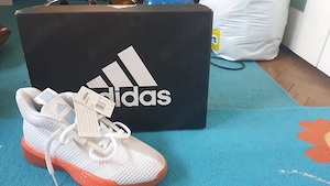 Adidas mărimea 44. Raspund la mesajele pe WApp.