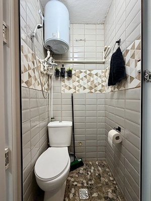 Garsoniera cu baie proprie, etaj 3 din 4, mobilata si utilata - imagine 5