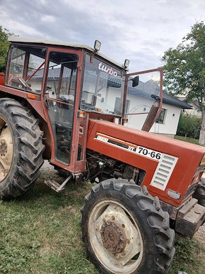 Tractor fiat și diferite utilaje agricole 