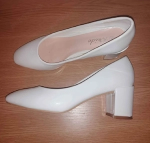 Pantofi albi cu toc pătrat 