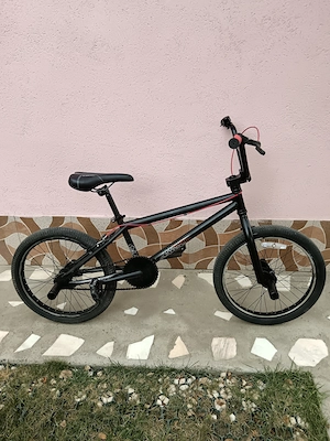 Bicicleta BMX cu dimensiunea rotilor de 20"