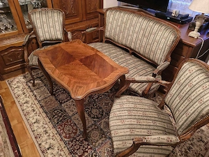 Vând Hol Rococo compus din canapea două locuri, două fotolii și o masuță.