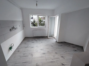 Vând apartament 2 camere, micro 16, etaj 2 - imagine 2