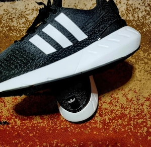Adidasi SWIFTRun22 , nr.43 , NOU