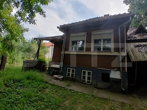 Casa cu trei camere, 73 mp, zona Reghin