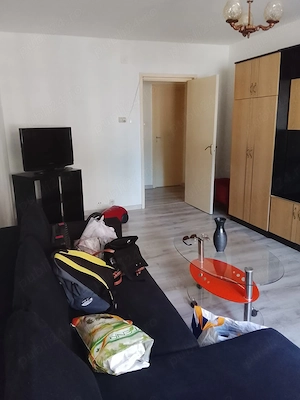 Închiriez apartament cu 3 camere zona Centrofarm - imagine 2