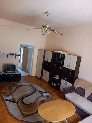 Vând apartament 3 camere decomandate zonă liniștită cu centrală pe gaz zona iozefin! - imagine 3