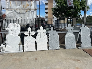 Vând cruci de marmură și granit