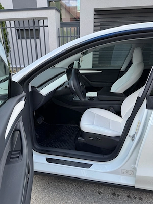 Tesla Model Y Long Range AWD - imagine 3