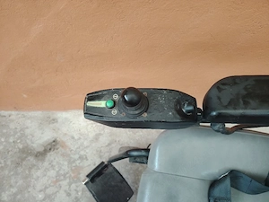 Scaun rotile electric