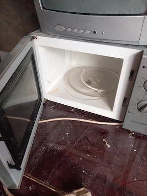 cuptor microunde si televizor 