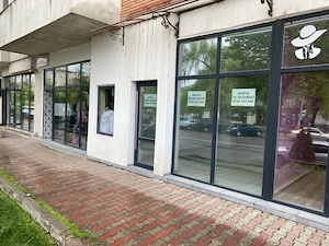 Spatiu comercial central de inchiriat , situat intr-o zona foarte aglomerata cu locuri de parcare  - imagine 2