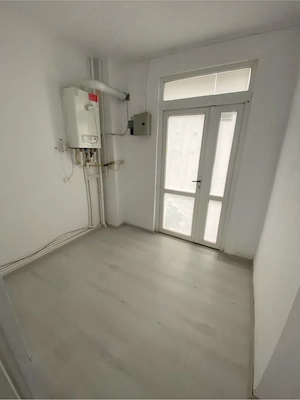 Spatiu comercial central de inchiriat , situat intr-o zona foarte aglomerata cu locuri de parcare  - imagine 5
