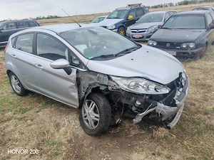 Vând Ford Fiesta avariat 