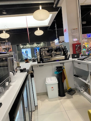Vând Cafenea tip insula mall echipată Complet . 