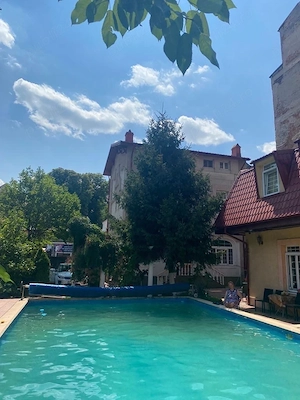 Vilă deosebită cu piscină semiolimpică  - imagine 2