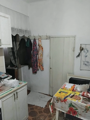 Vând 1 2 din casa ,3camere ,baie ,bucatarie si spais ,teren total 2400 m2 - imagine 7
