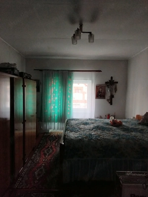 Vând 1 2 din casa ,3camere ,baie ,bucatarie si spais ,teren total 2400 m2 - imagine 2