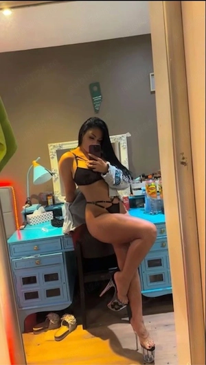 RAYSA ,bruneta tatuata plina de chef de viata si cu chef de distractie    
