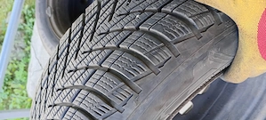 Vând 2 cauciucuri de iarna Goodyear ultragrip 195/65/R15 dot 2024 montate pe jante de oțel Ford R15 - imagine 5