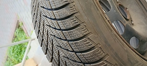 Vând 2 cauciucuri de iarna Goodyear ultragrip 195/65/R15 dot 2024 montate pe jante de oțel Ford R15 - imagine 4