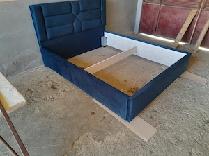 Vând pat dormitor 160 x 200 cu somiera fixă. 