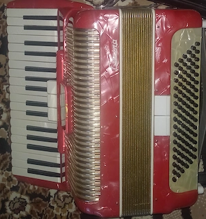 De vânzare. acordeon .