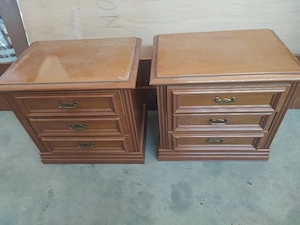 Set 2 noptiere din lemn stil clasic   3 sertare, stare foarte bună