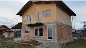 Casa de vanzare la rosu 