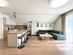 Apartament spatios, 3 camere, pod amenajat, zona centrala Dumbravita