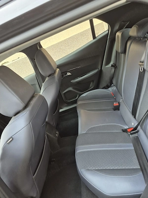 Peugeot model 2008,an 2020,1.2 benzina,cutie manuala - imagine 7