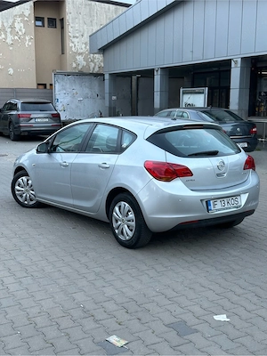 Opel Astra J - 1.7 CDTI - Pilot automat - AC - Comenzi pe volan vocale - Lumini Automate - etc.. - imagine 7