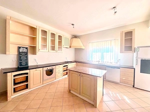 Casa de inchiriat, 5 dormitoare, 4 bai, birou, gradina si garaj dublu. - imagine 6