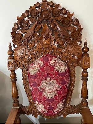 Vand 4 scaune sculptate si tapitate vintige 