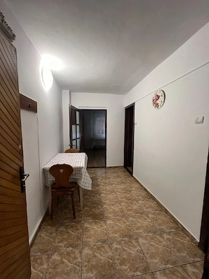 Închiriez apartament cu o cameră, utilat si mobilat, cu centrală proprie. - imagine 3