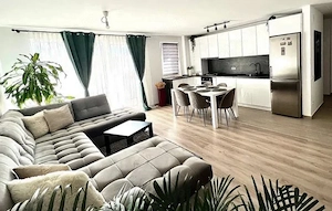 Un apartament în care priveliștea către Tâmpa face parte din experiența de zi cu