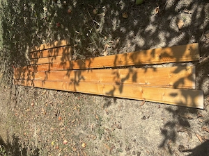 Vând lambriu din lemn rasinos fălțuit 70 m2 în stare foarte bună,lungime 4m și 1,5m, grosime 20 cm.